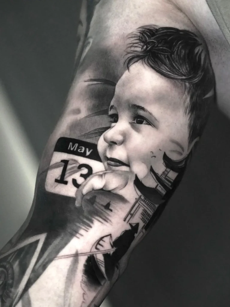 Retrato realista de un niño con una fecha, en el antebrazo