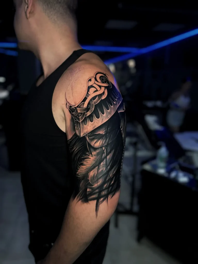 Tatuaje realista de figura oscura y un ojo en el hombro