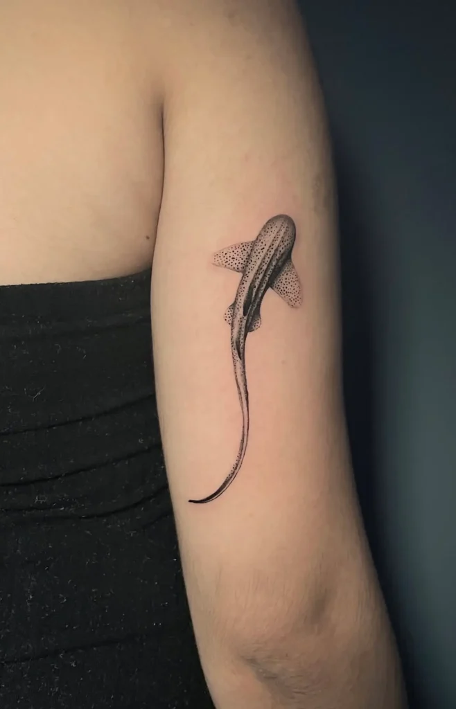 Pez en fine line en la cara interna del brazo