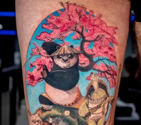 Tatuaje a color de Kung Fu Panda · Samantha Escena de Kung Fu Panda a color bajo un cerezo en flor en el muslo