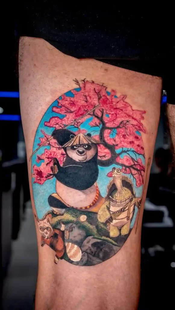 Escena de Kung Fu Panda a color bajo un cerezo en flor en el muslo