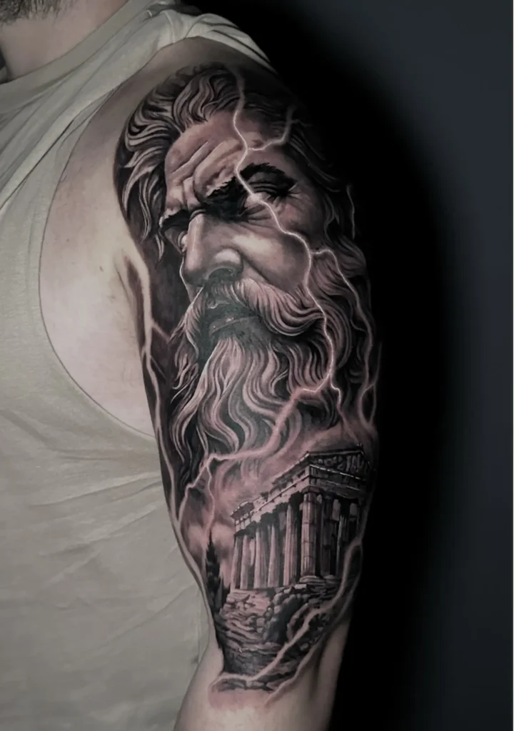 Tatuaje realista de Zeus con columna griega en el brazo
