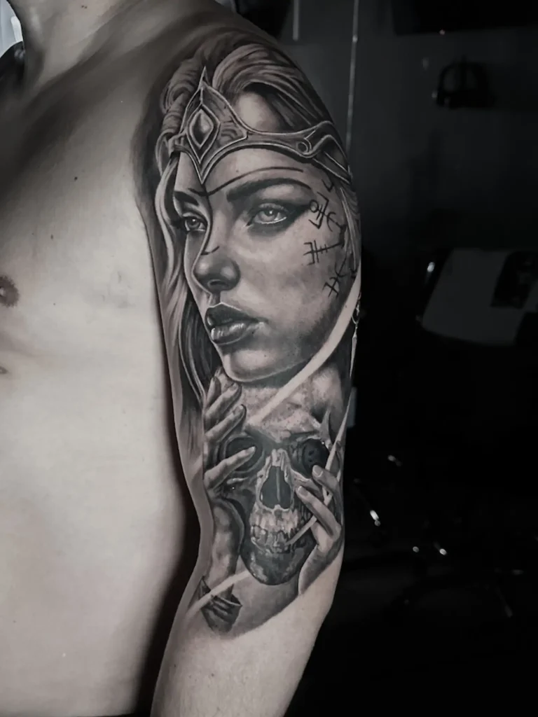 Tatuaje realista de guerrera con calavera en el brazo