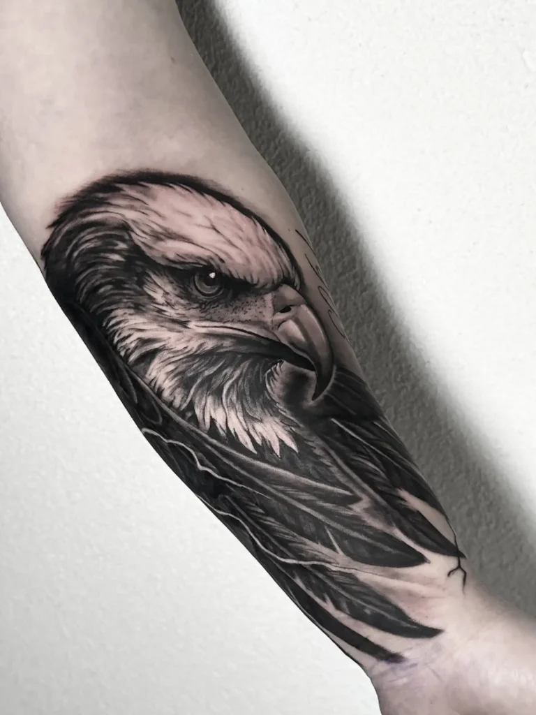 Tatuaje realista de un águila en el antebrazo