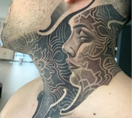 Tatuaje de rostro con ornamentación de mandalas en el cuello · Abian Cuello con ornamentación de mandalas y un rostro integrado