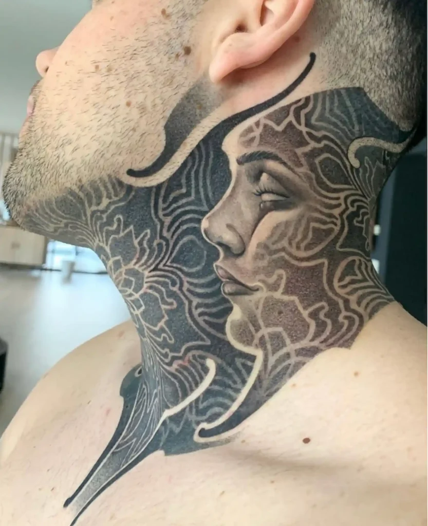 Cuello y pecho con blackwork ornamental y un rostro integrado