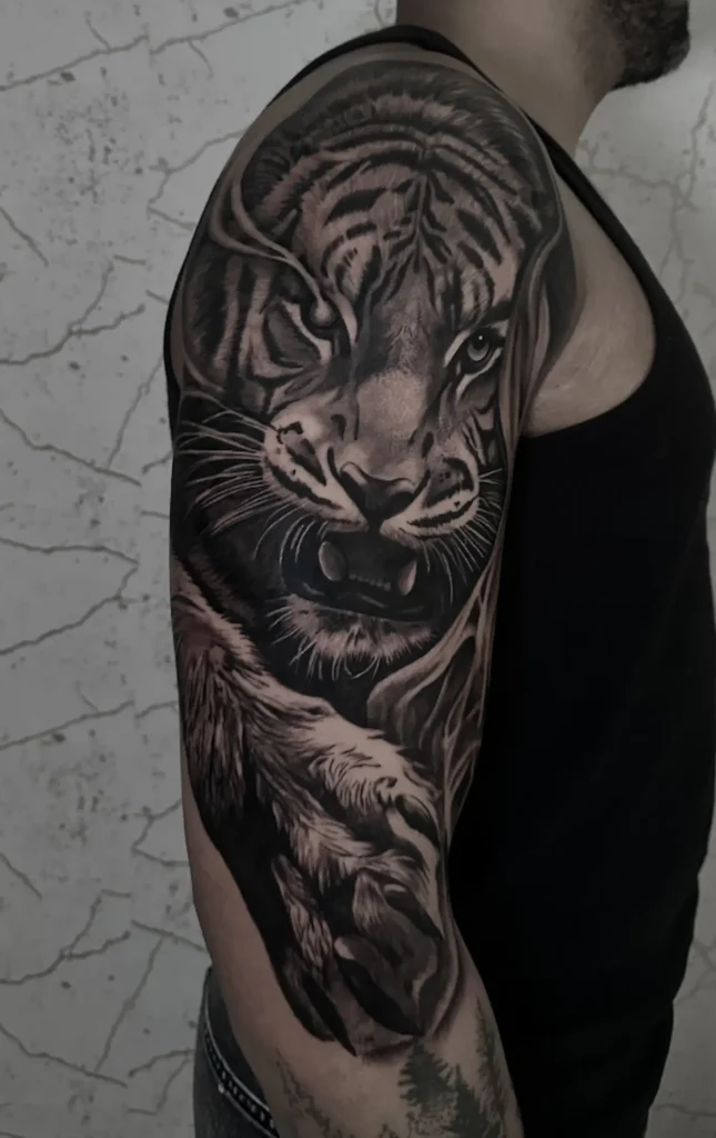 Tatuaje realista de un tigre en el brazo