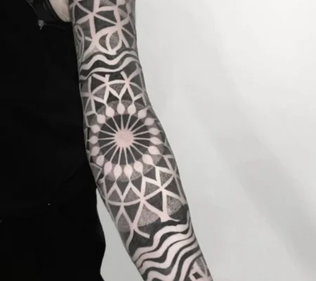 Tatuaje de mandala en puntillismo · Jean Marco Manga con un mandala central en puntillismo