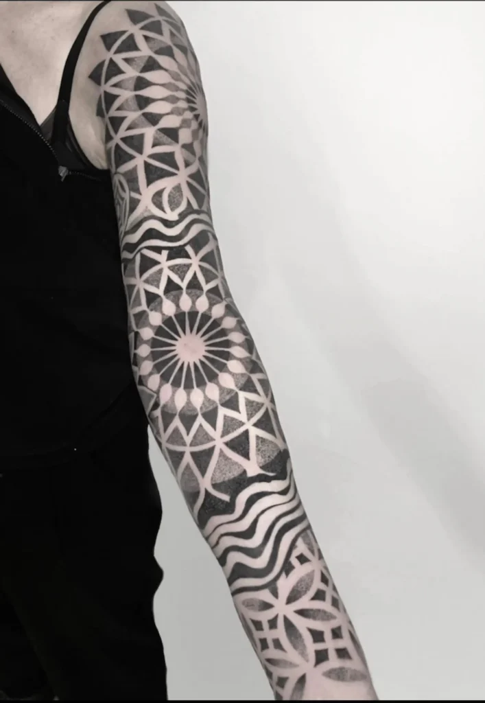 Manga con un mandala central en puntillismo