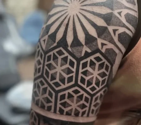 Tatuaje geométrico con rosetones y hexágonos · Jean Marco Manga con rosetones y hexágonos en puntillismo