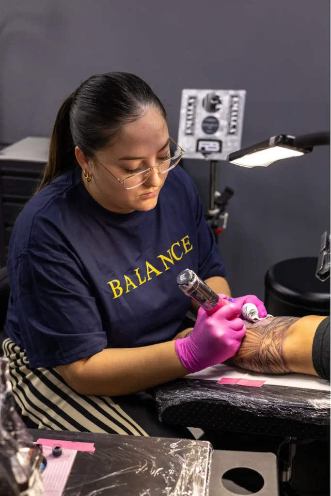 Dennys, tatuador de Piedrabuena Tattoo