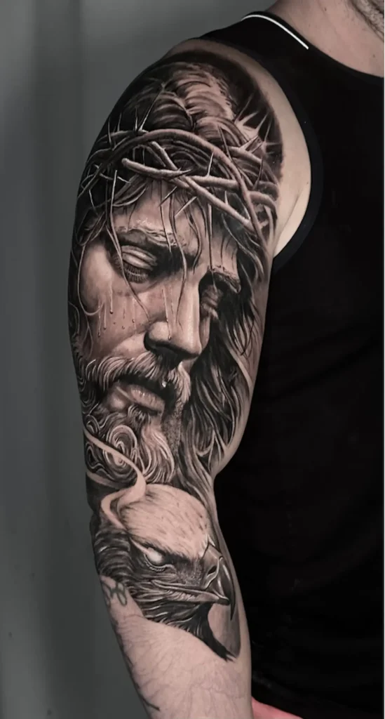 Tatuaje realista de Cristo con corona de espinas en el brazo