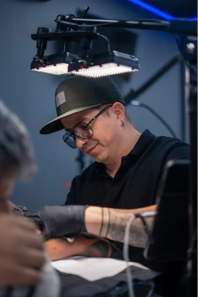César, tatuador de Piedrabuena Tattoo