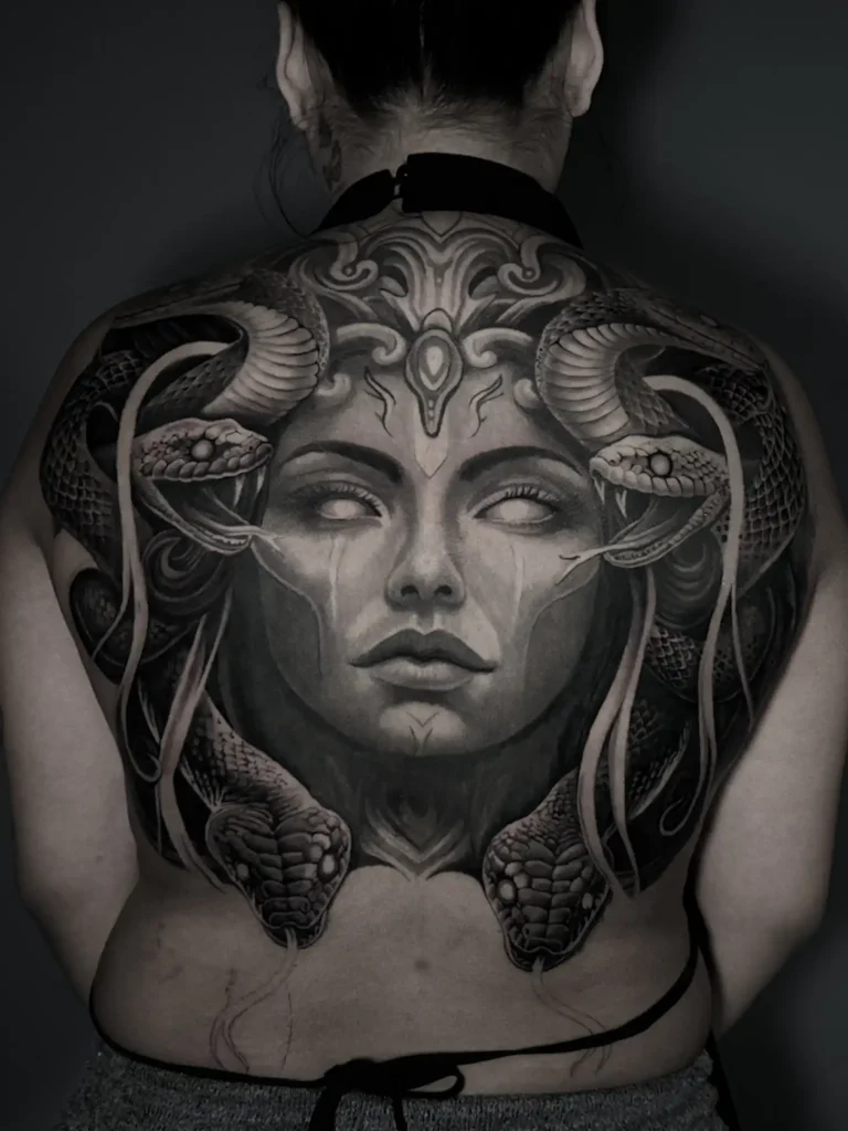 Tatuaje realista de Medusa a espalda completa