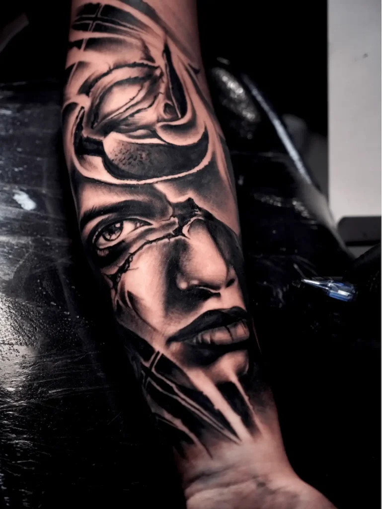 Retrato realista femenino fragmentado en el antebrazo