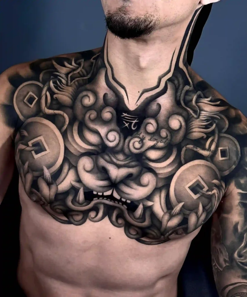 Pecho con un perro de Fu y ornamentos en blackwork
