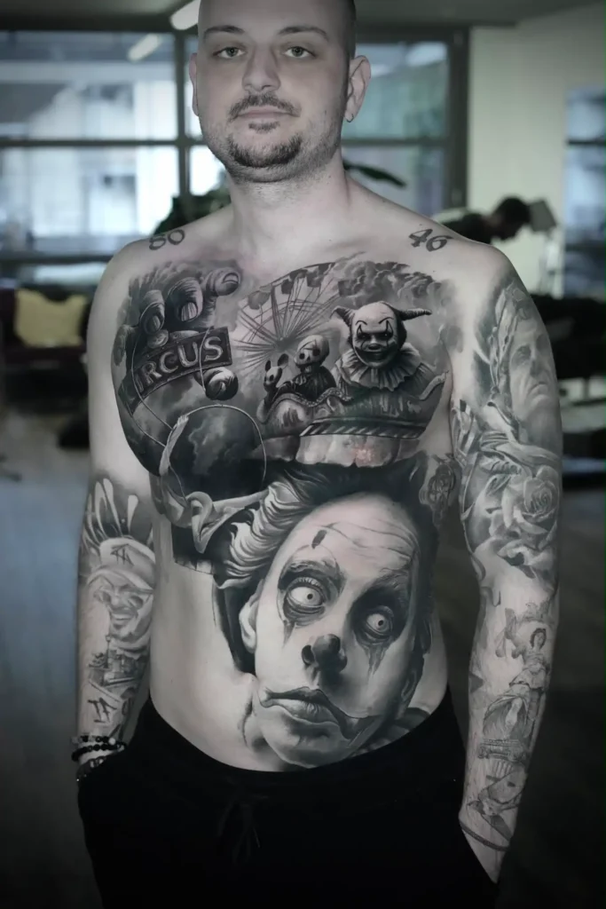 Pecho y abdomen con rostros realistas y una calavera