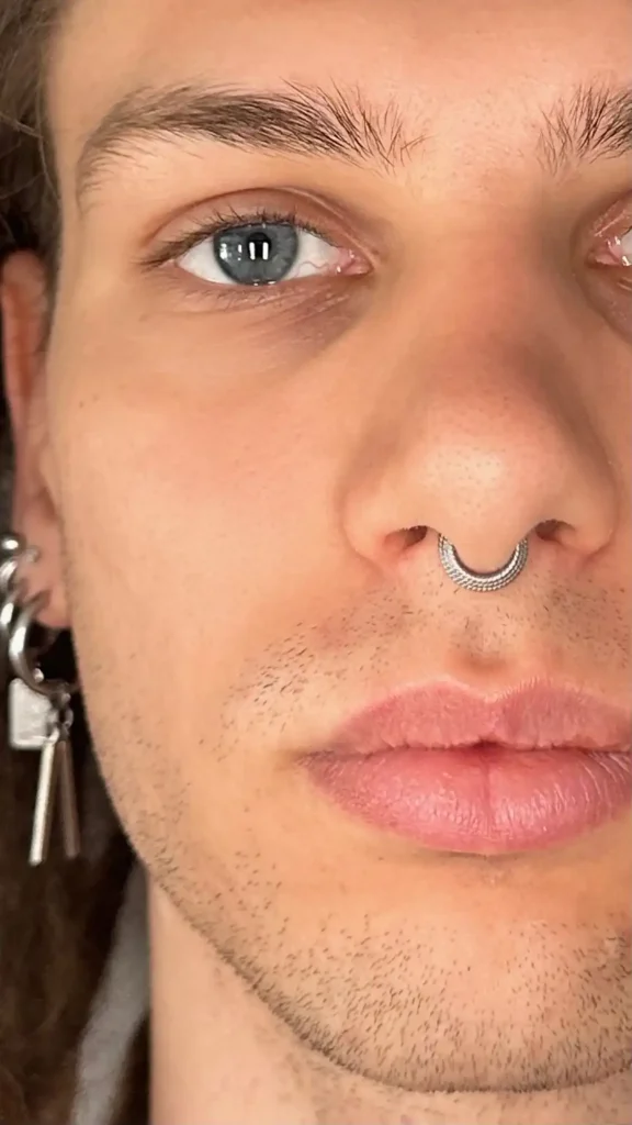 Aro en el septum y varios piercings en el lóbulo de la oreja