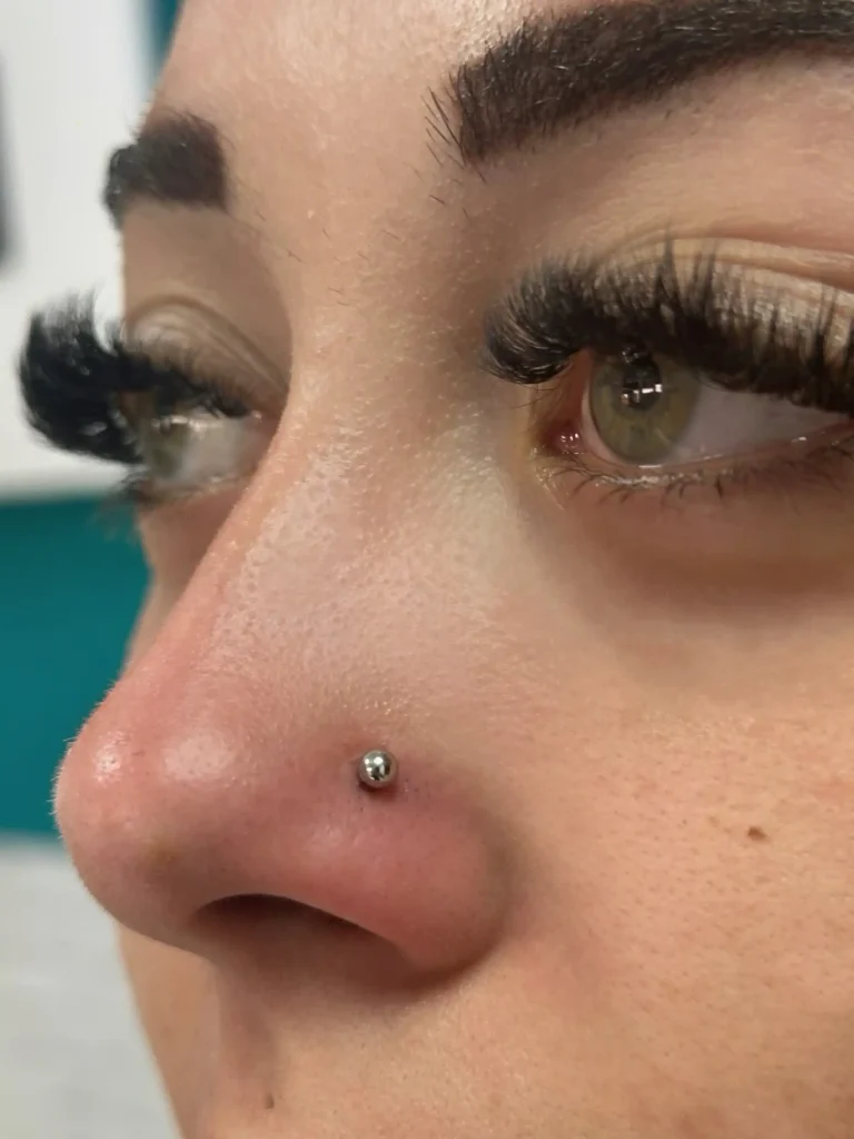 Piercing nostril con brillante en la nariz