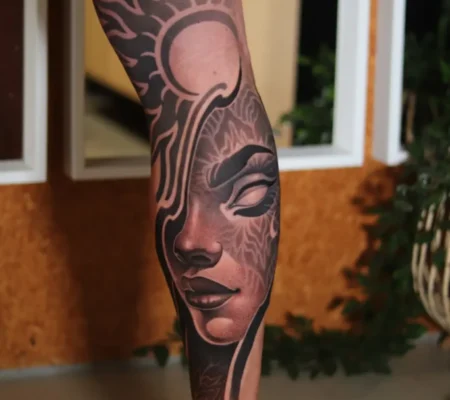 Tatuaje de rostro femenino con sol ornamental · Abian Rostro femenino realista con un sol ornamental en la pierna