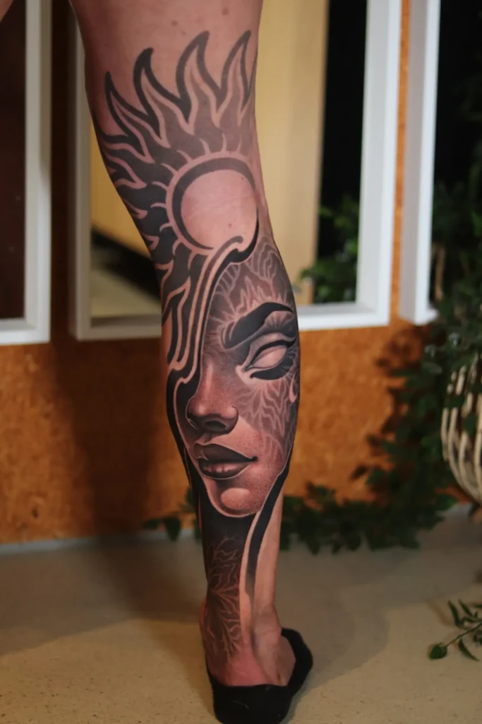 Rostro femenino realista con un sol ornamental en la pierna
