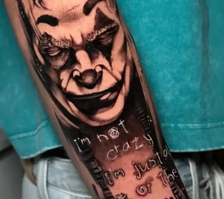 Tatuaje de payaso siniestro · Alyssa Payaso siniestro en blackwork en el antebrazo