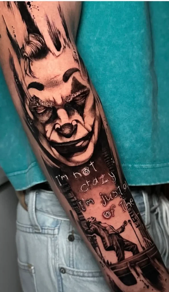 Payaso siniestro en blackwork en el antebrazo