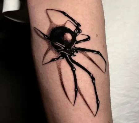 Tatuaje blackwork de una araña · Alyssa Araña en blackwork en el antebrazo