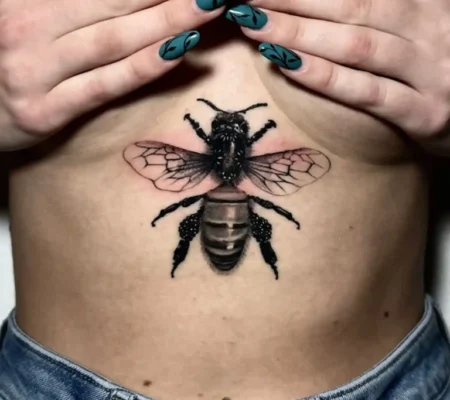 Tatuaje de abeja bajo el pecho · Alyssa Abeja en blackwork bajo el pecho