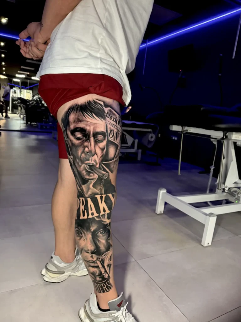 Retrato realista de estilo Peaky Blinders en la pierna