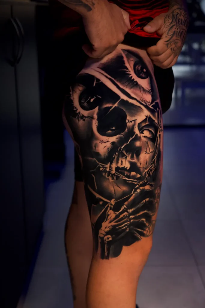 Antebrazo con una calavera y una figura oscura entre ramas