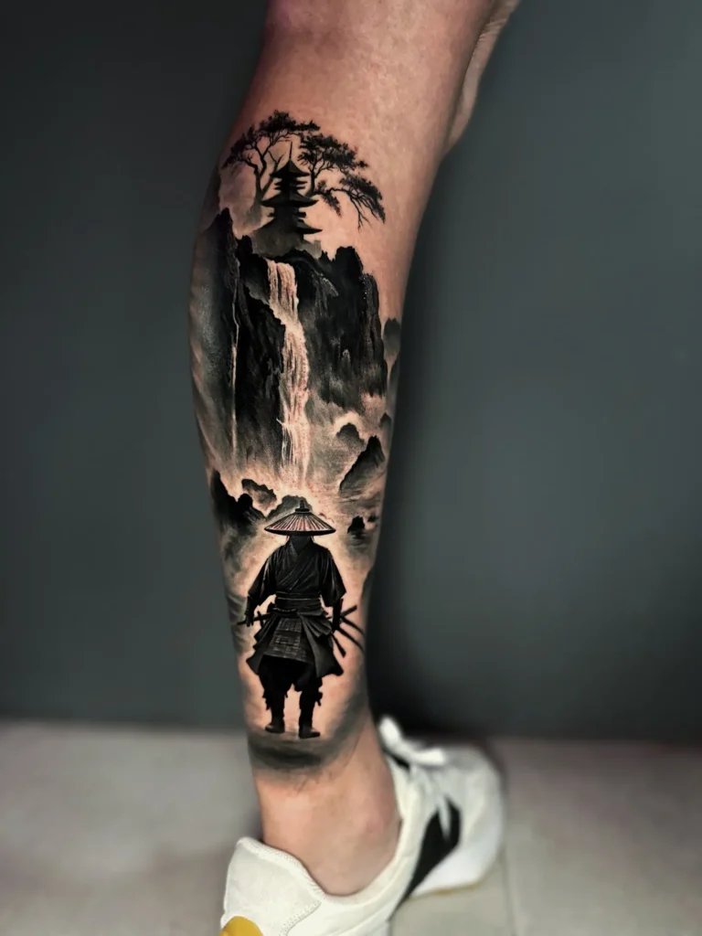 Pierna con un paisaje oscuro y la silueta de un samurái