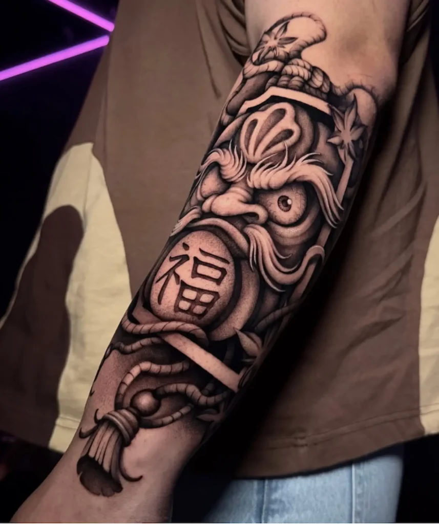 Máscara japonesa con kanji en blackwork en el antebrazo