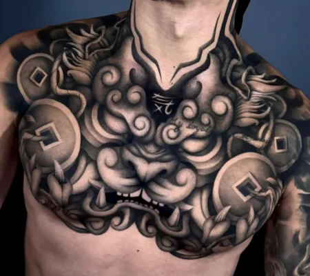 Tatuaje blackwork de perro de Fu en el pecho · Ashley Pecho con un perro de Fu y ornamentos en blackwork