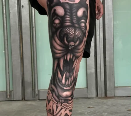 Tatuaje oscuro de criatura en la pierna · Ashley Pierna con una criatura oscura de fauces abiertas