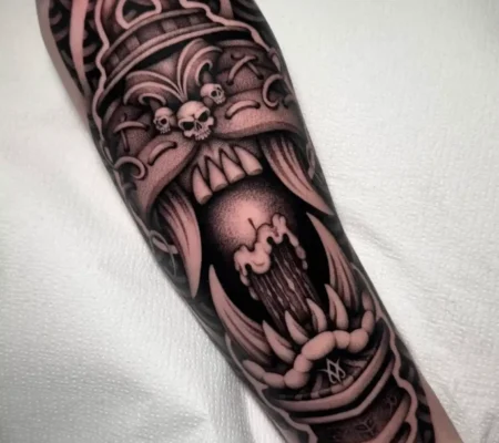 Tatuaje oscuro de criatura demoníaca · Ashley Criatura demoníaca de fauces abiertas en blackwork en el antebrazo