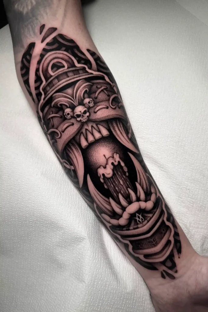 Criatura demoníaca de fauces abiertas en blackwork en el antebrazo