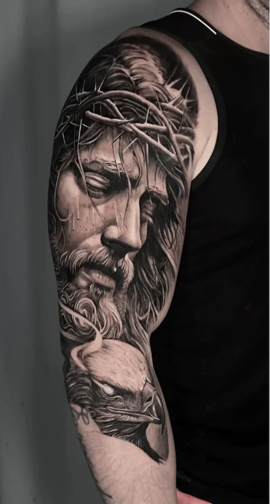 Tatuaje realista de Cristo con corona de espinas en el brazo
