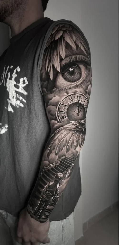 Manga de realismo con un ojo, un reloj y detalle biomecánico