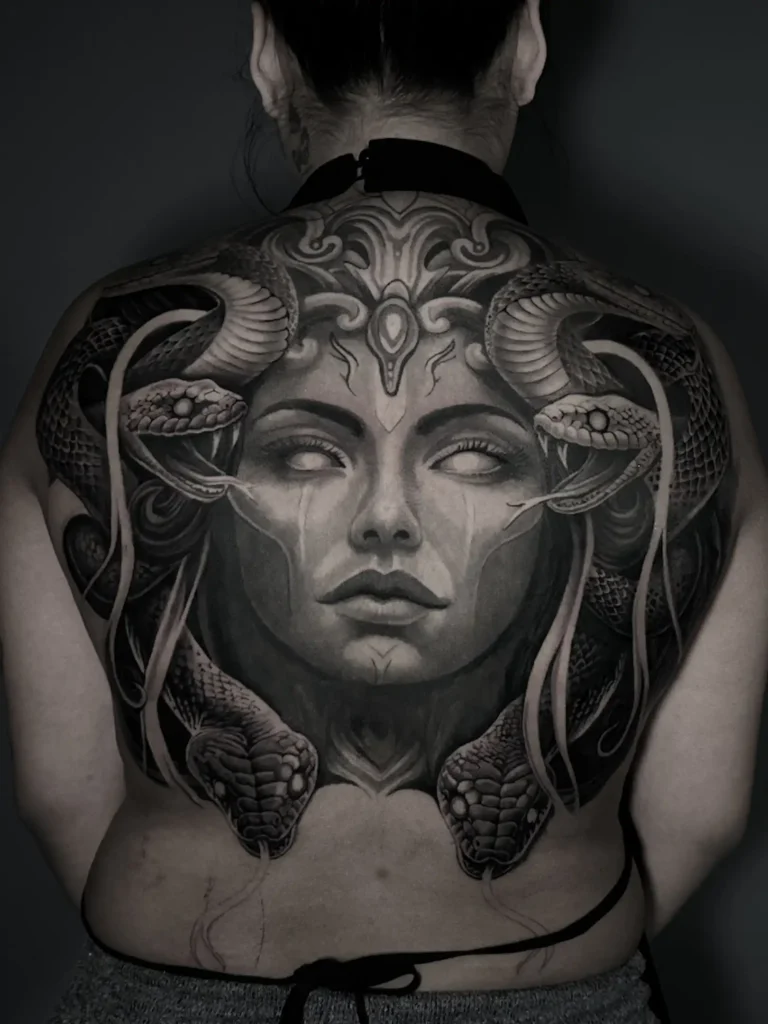 Tatuaje realista de Medusa a espalda completa