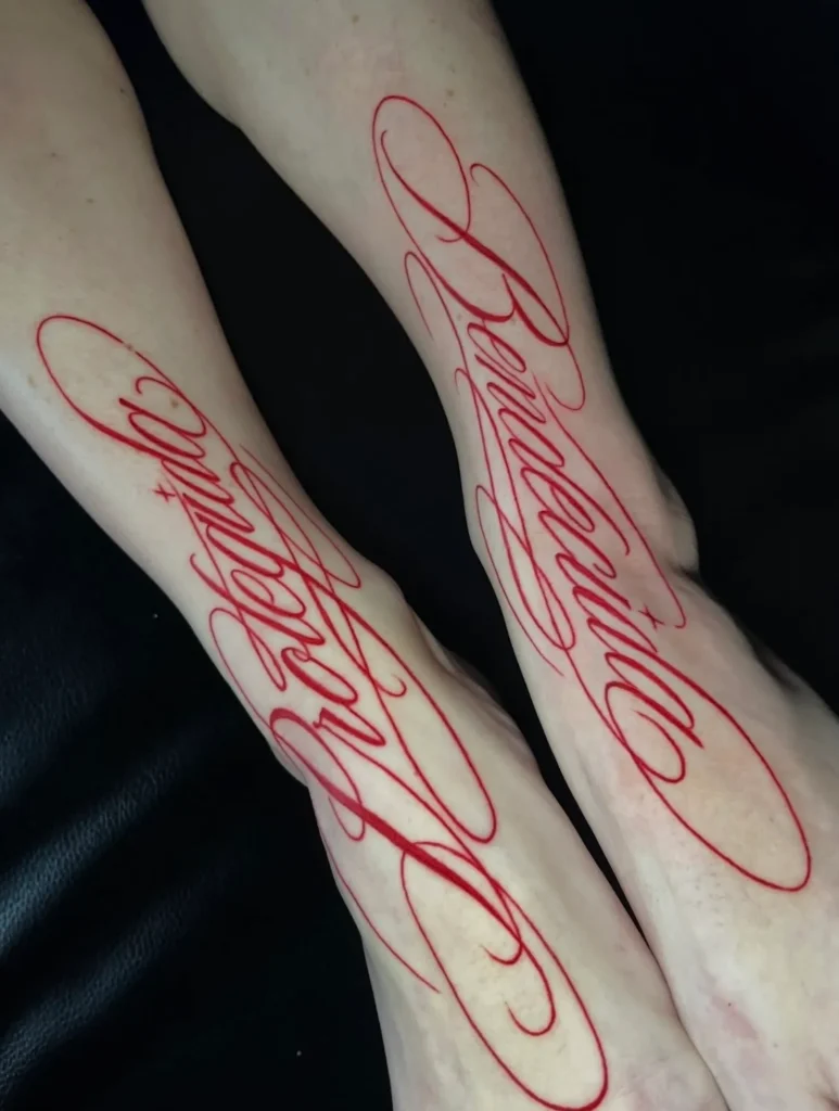 Lettering en tinta roja en los dos antebrazos