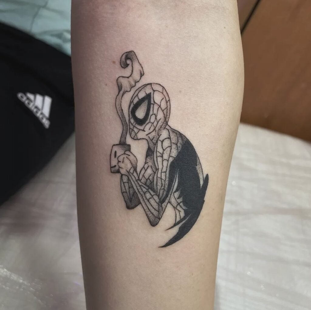 Spider-Man con media luna en fine line en el antebrazo