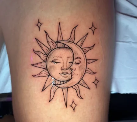 Tatuaje fine line de sol y luna · Dennys Sol y luna en fine line en el muslo