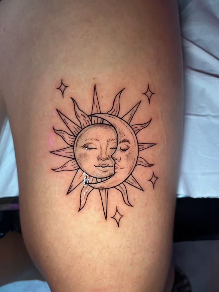 Sol y luna en fine line en el muslo