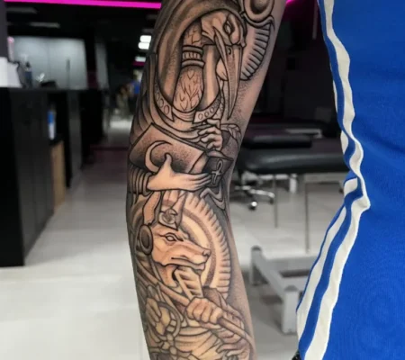 Tatuaje microrealista de figuras egipcias · Dennys Manga en microrealismo con figuras egipcias en el antebrazo