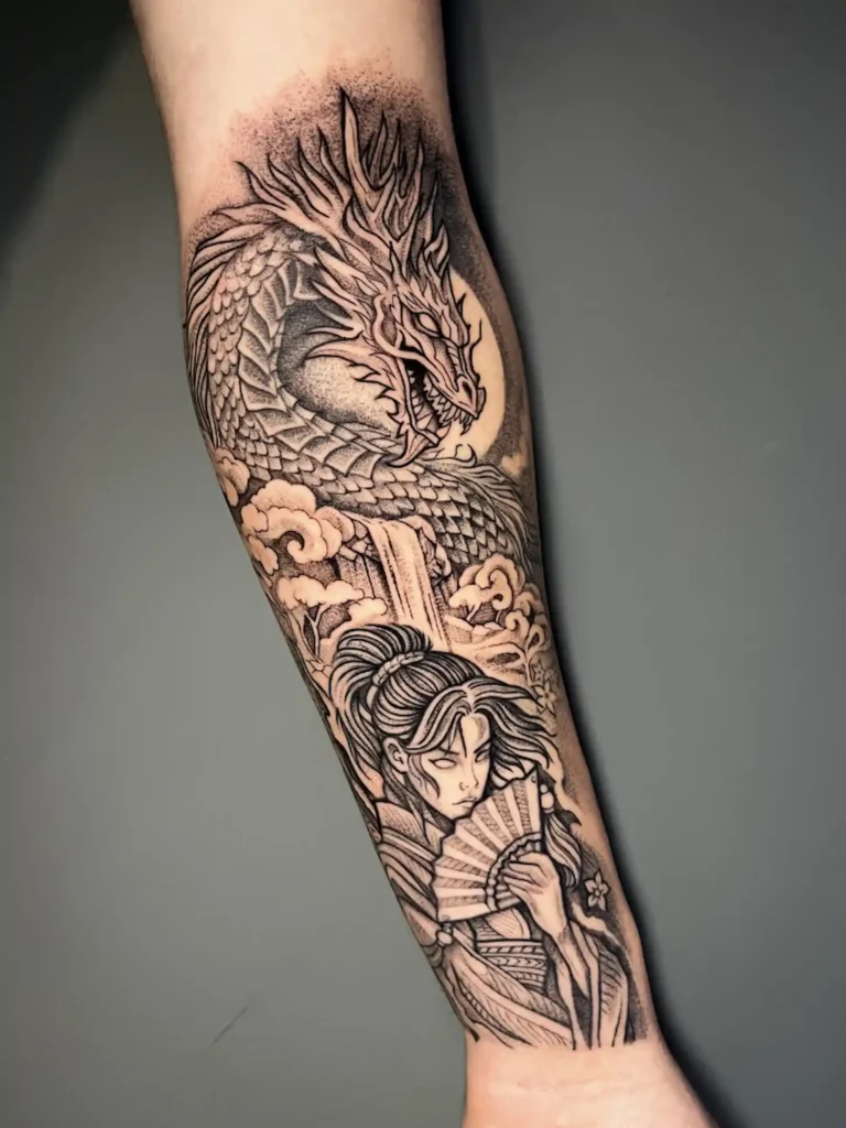 Dragón y geisha en microrealismo en el antebrazo