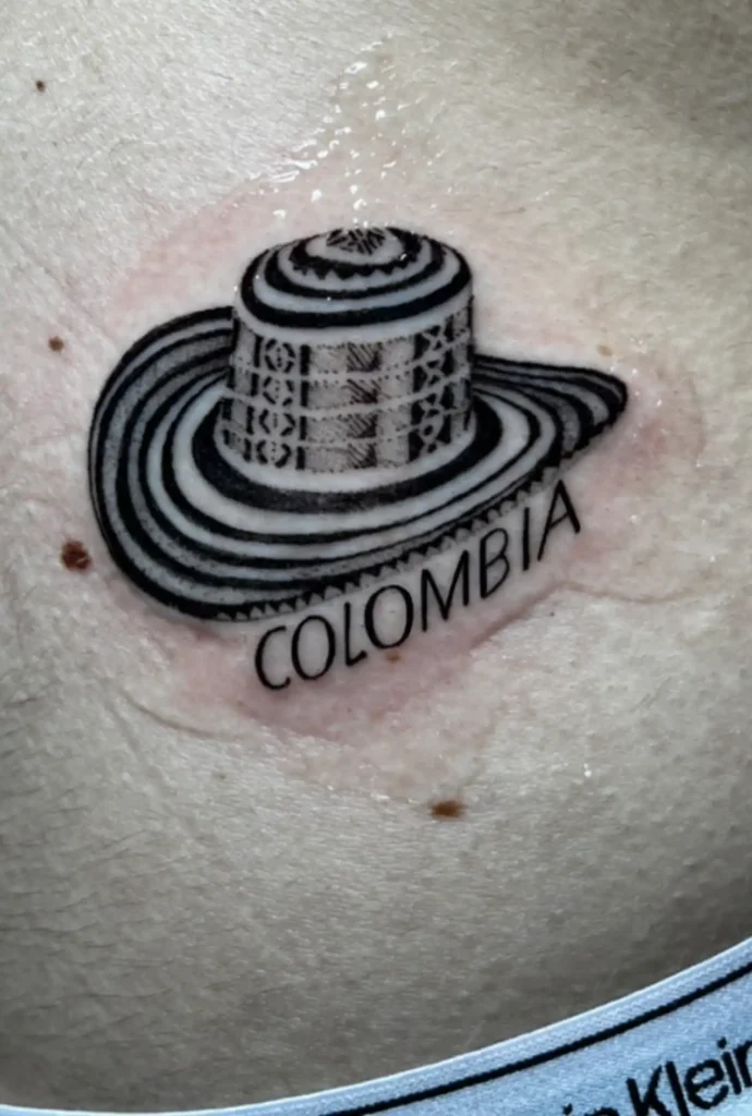 Sombrero vueltiao colombiano tatuado en negro sólido