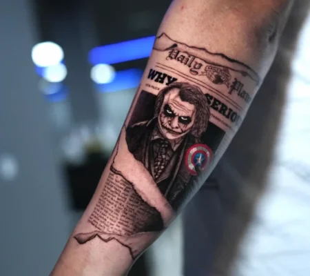 Tatuaje del Joker con portada de periódico · Samantha Joker con portada de periódico y escudo del Capitán América en el antebrazo