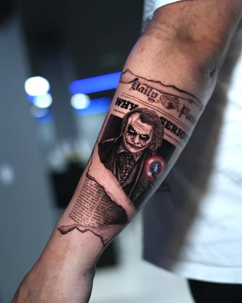 Joker con portada de periódico y escudo del Capitán América en el antebrazo