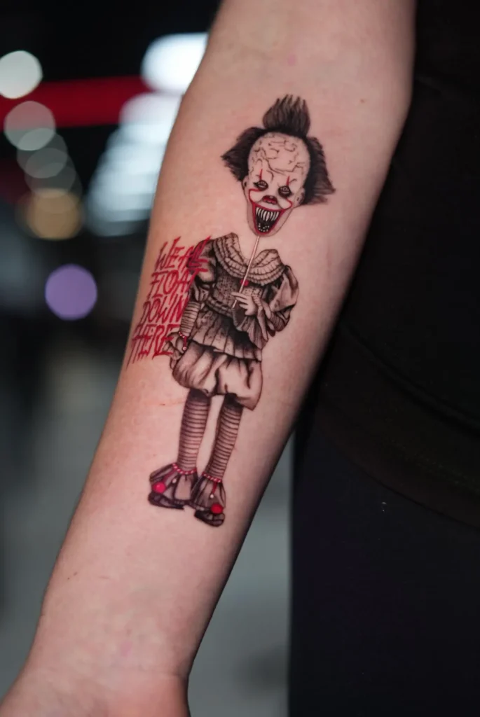 Pennywise en el antebrazo con detalles y letras en rojo